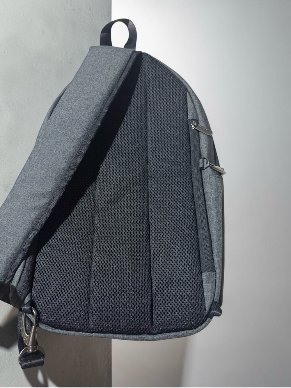 Travelon Charcoal Gray Men’s Sling Crossbody Pack - Picture 2 of 9
